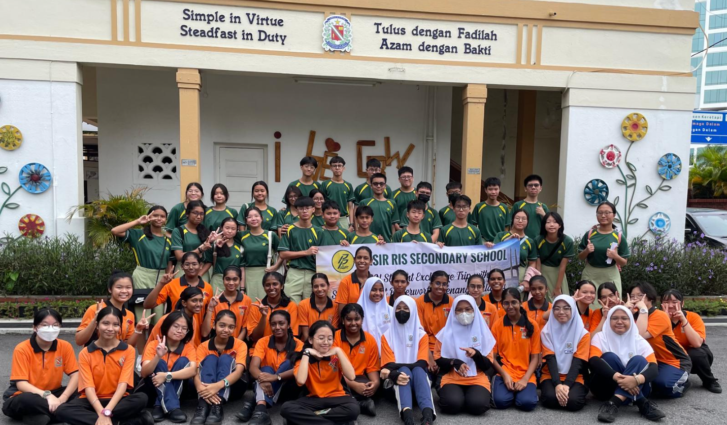 A group photo of Pasir Ris Secondary School and SMK Convent Butterworth infront of host Brunei school.